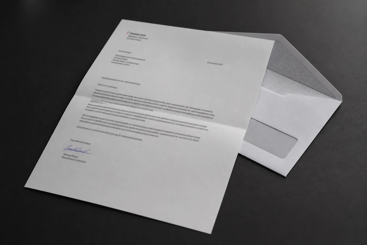 Persönlicher A4-Geschäftsbrief mit Adresse, Betreff, Anrede und Unterschrift neben einem Fensterkuvert